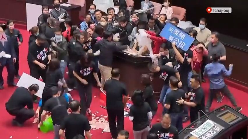 Video: V tchajwanském parlamentu létaly pěsti a vepřové vnitřnosti